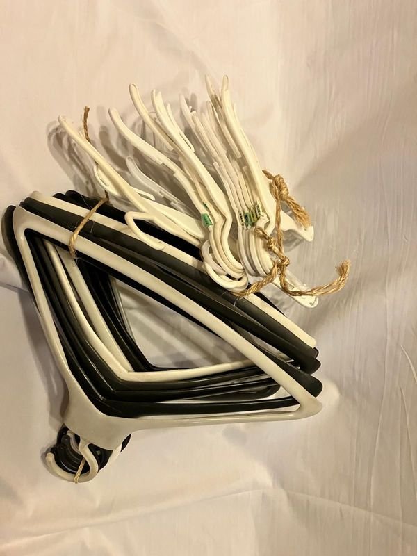 Lote de Perchas de Plástico Blancas y Negras