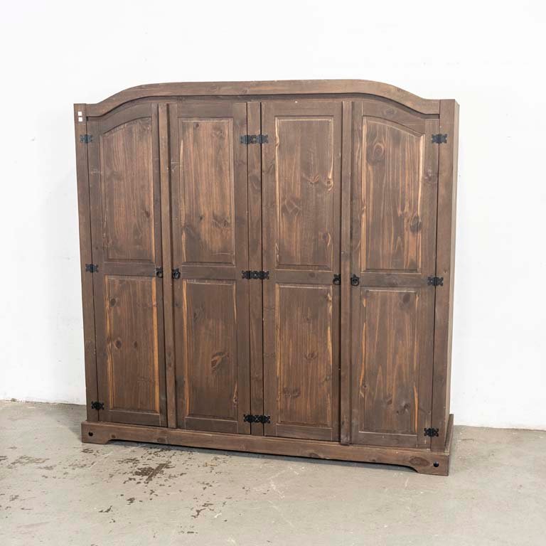 Lote anterior: Ropero rústico de pino con cuatro puertas y detalles en la madera