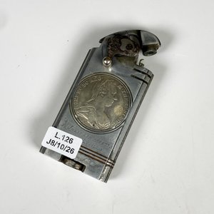 Lote siguiente: Encendedor Metálico con Dos Monedas de Plata Antiguas