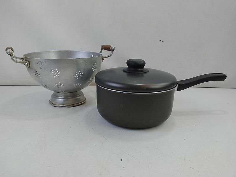 Escurridor de Aluminio Puro con Logo Mariposa y Olla con Tapa