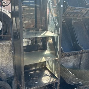 Lote siguiente: Exhibidor Metálico Negro con Estantes