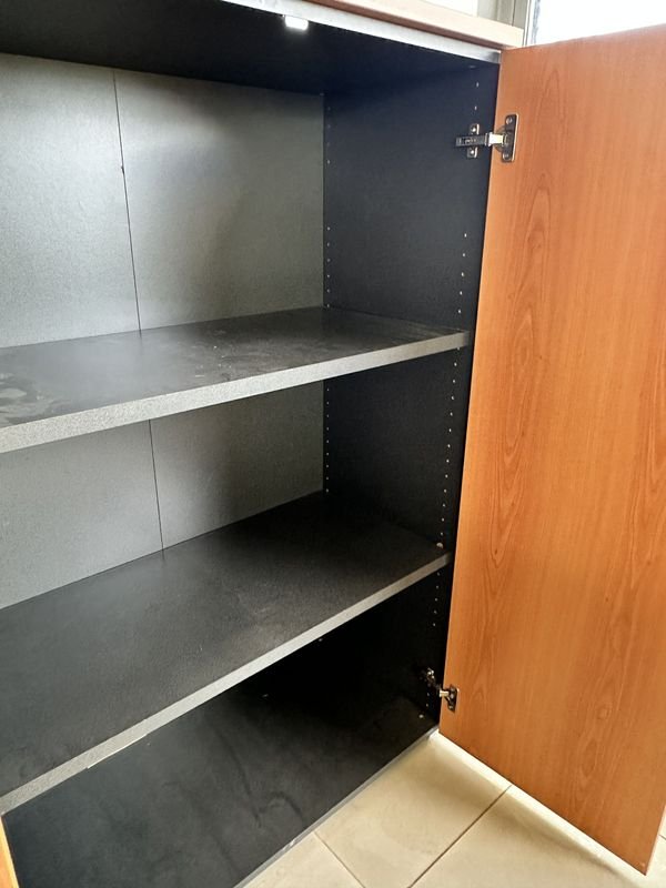 Armario con puertas de madera y accesorios - imagen 3