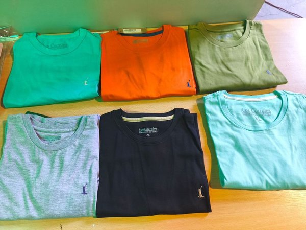 Colección de camisetas y camisas en diferentes colores y materiales - imagen 1