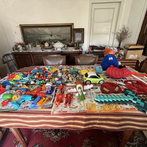 Lote Grande de Juguetes Variados: Figuras, Vehículos y Disfraces - imagen 2