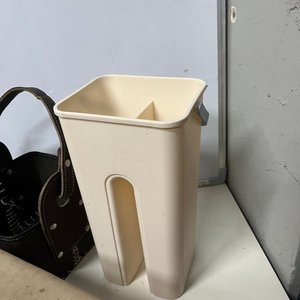Lote de 5 Artículos de Cocina y Hogar: Asadera, Colador, Matera, Soporte Plancha y Balde - imagen 5