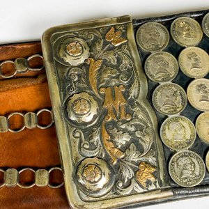 Espectacular cinto criollo con rastra de plata y oro, medallón central con cadenillas y 110 monedas de plata 88 cm - imagen 5