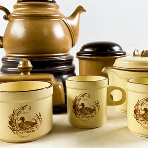 Juego de Cerámica Marrón y Beige: Tetera, Azucarero, Lechera, Mantequera, Tazas y Platillos (16 Piezas) - imagen 3