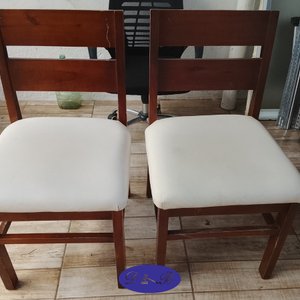 Lote anterior: Par de Sillas de Madera con Asiento Blanco