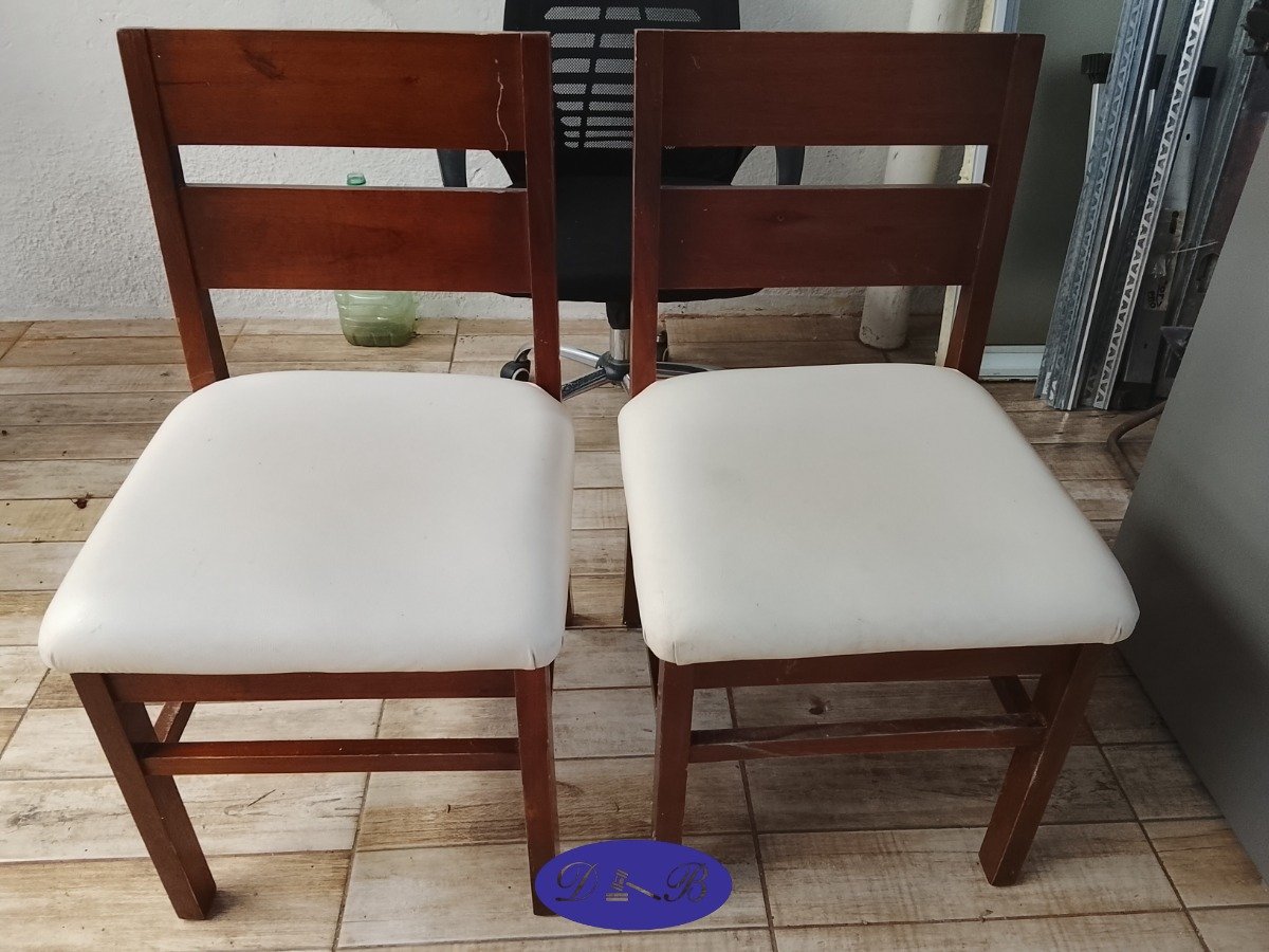 Par de Sillas de Madera con Asiento Blanco