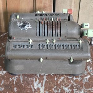 Lote siguiente: Calculadora Mecánica Remington Frankfurt A.M.