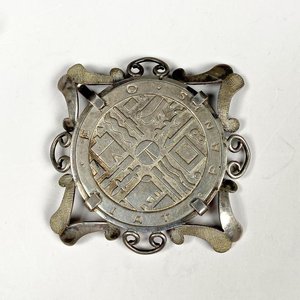Prendedor Circular de Plata con Diseño de Moneda FAO - imagen 1