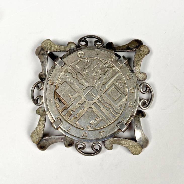 Prendedor Circular de Plata con Diseño de Moneda FAO