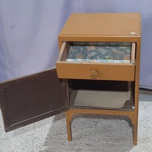 Mesa de Luz Antigua de Madera con Cajón y Puerta - imagen 2