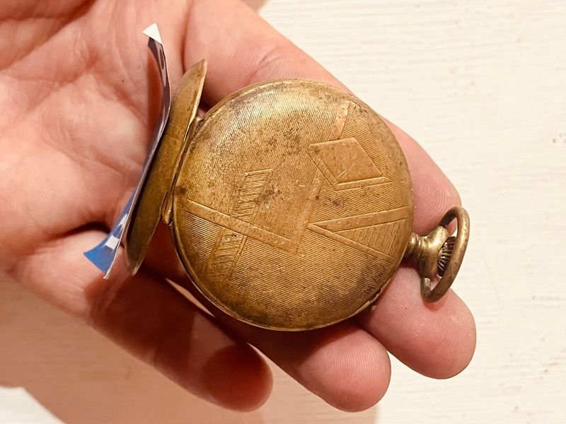 Reloj de bolsillo antiguo con detalles ornamentales - imagen 2