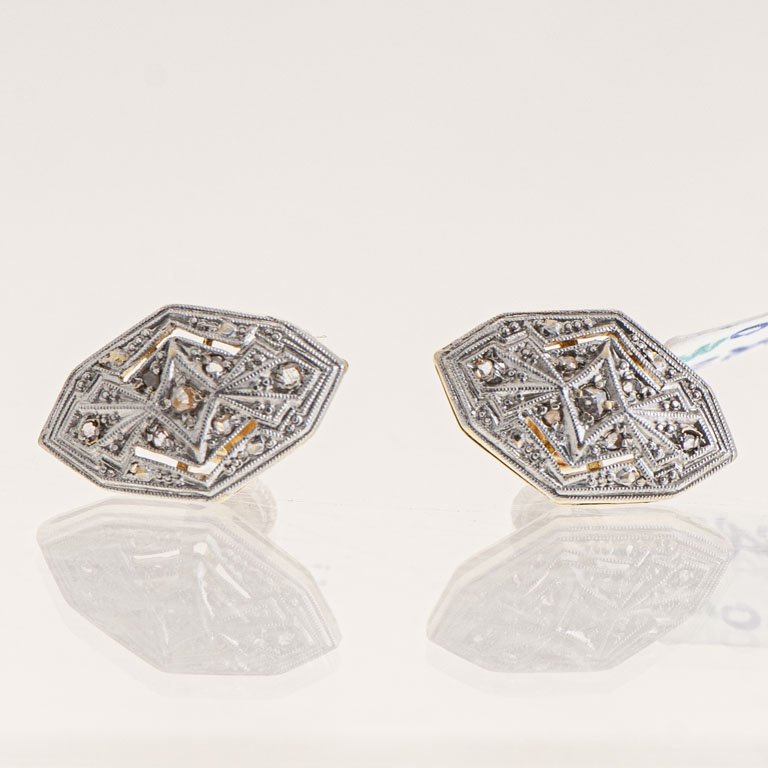 Lote anterior: Par de aretes de oro 18k con diamantes