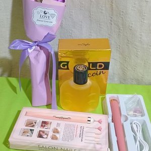 Lote anterior: Perfume de Mujer, Flor Artificial y Set de Limado de Uñas