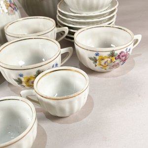 Conjunto de Loza Blanca con Flores Rosadas y Amarillas: Teteras, Jarras, Tazas y Platos - imagen 2