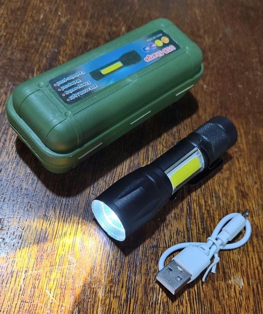 Linterna LED Recargable de Metal con Estuche y Cable USB