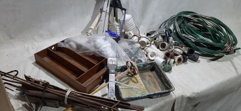 Lote siguiente: Caja con articulos de sanitaria y herramientas