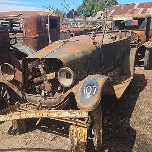 Lote siguiente: Automóvil Antiguo Clásico Ruedas Grandes