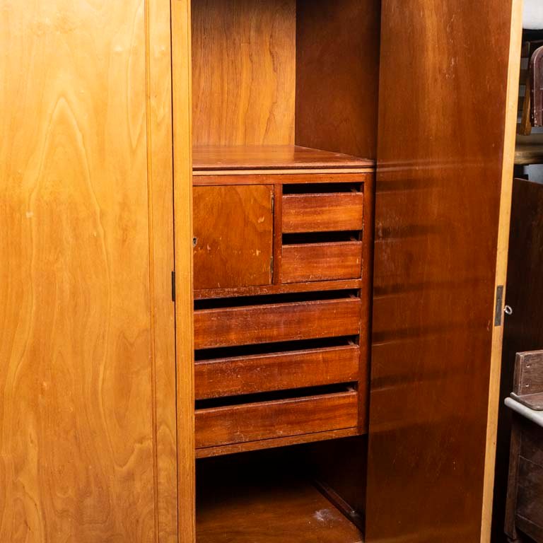Mueble Luis XVI con molduras talladas y cofre - imagen 2