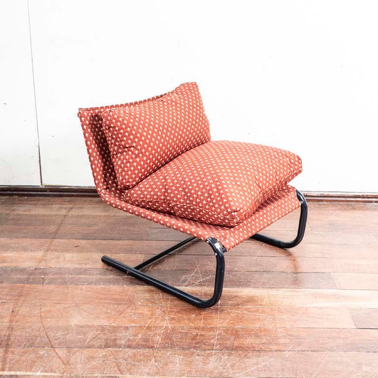 Lote siguiente: Sillón bajo de diseño moderno con detalles en el tapizado