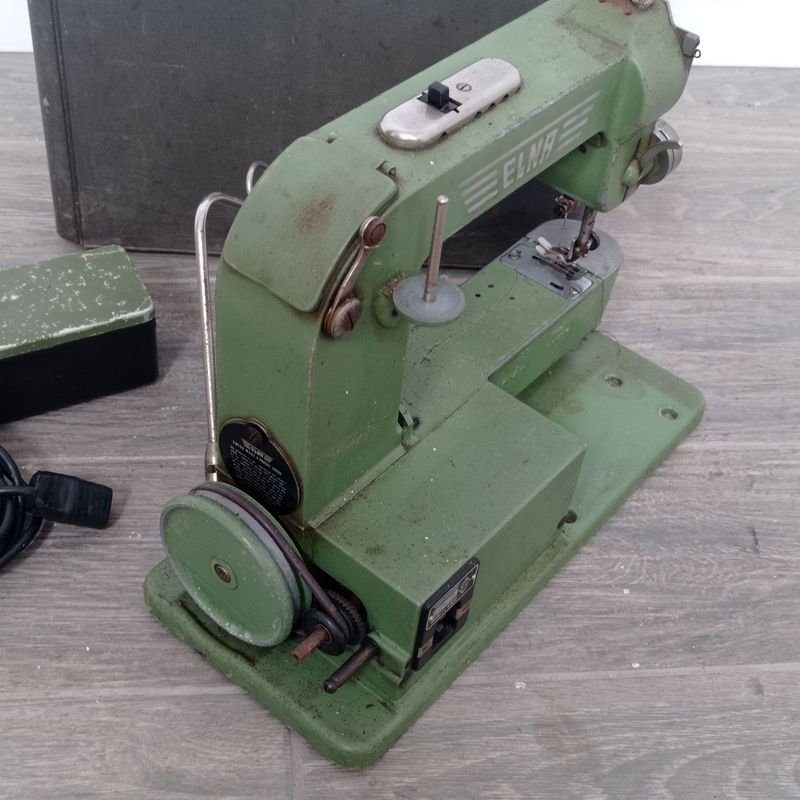 Maquina de coser Elna con estuche y mesa - imagen 4