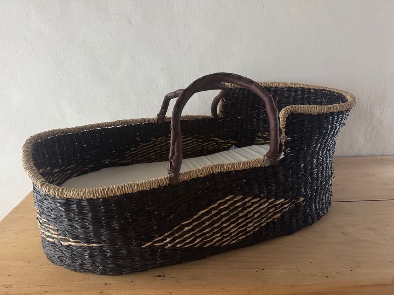 Moisés Cesta de Mimbre Negro con Colchoneta Blanca
