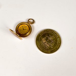Reloj de Bolsillo Seiko Dorado y Moneda Conmemorativa Peruana - imagen 2