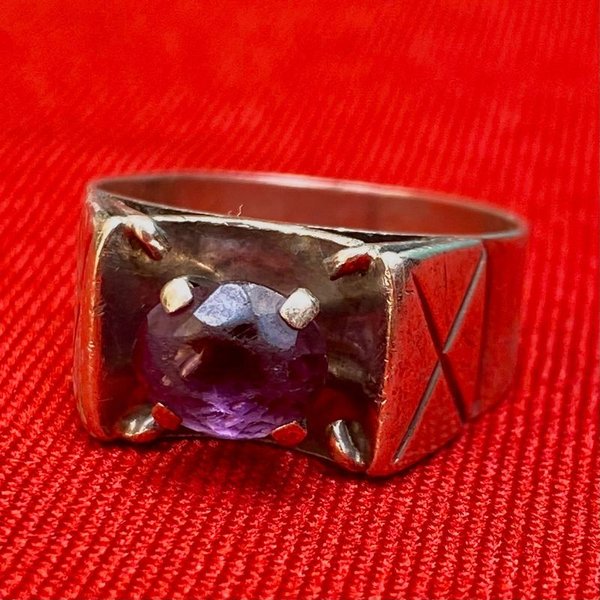Anillo de plata con piedra central color violeta - imagen 1