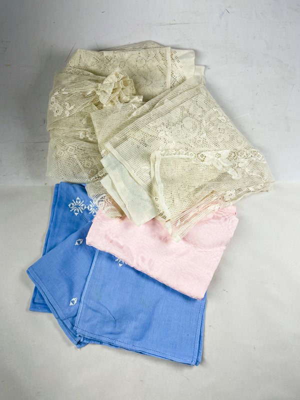 Lote de mantel rosado, servilletas azules y cortina calada - imagen 2