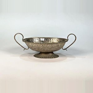 Lote siguiente: Centro de Mesa Oval de Metal Repujado con Asas y Pie - Sheffield Collection