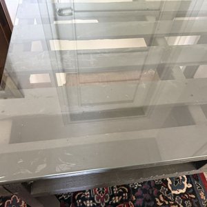 Mesa Rústica de Pallet con Tapa de Vidrio y Estructura Gris - imagen 7