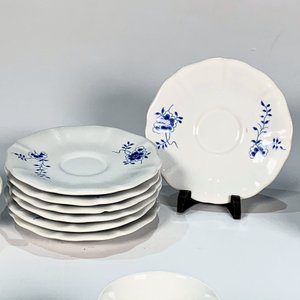 Nueve Pocillos de Losa Blanca con Decoración Floral Azul y Siete Platillos - imagen 4