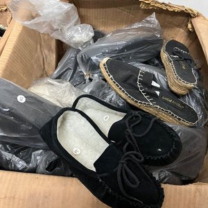 Lote de Más de 80 Pares de Pantuflas y Calzado Variado - imagen 6