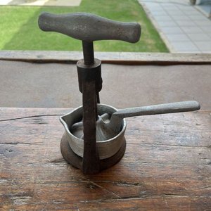 Prensa Antigua para Cítricos de Metal - imagen 4