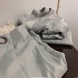 Tres Paños de Cortina Gris con Ojales - imagen 2