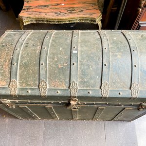 Baúl Antiguo de Chapa con Interior Compartimentado y Cajones - imagen 2