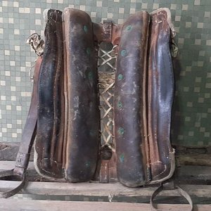 Recado de Caballo con Estribos y Mesa de Apoyo - imagen 2