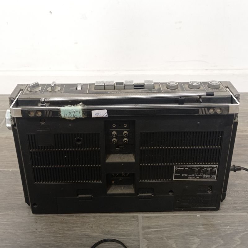 Radio grabador marca Hitachi con faltante de 2 botones del pasa cassette - imagen 7