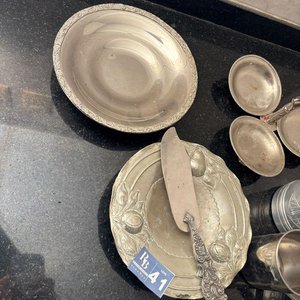 Lote de 7 Artículos de Aluminio y Platino: Servidor, Azucarero, Yerbera y Platos - imagen 2