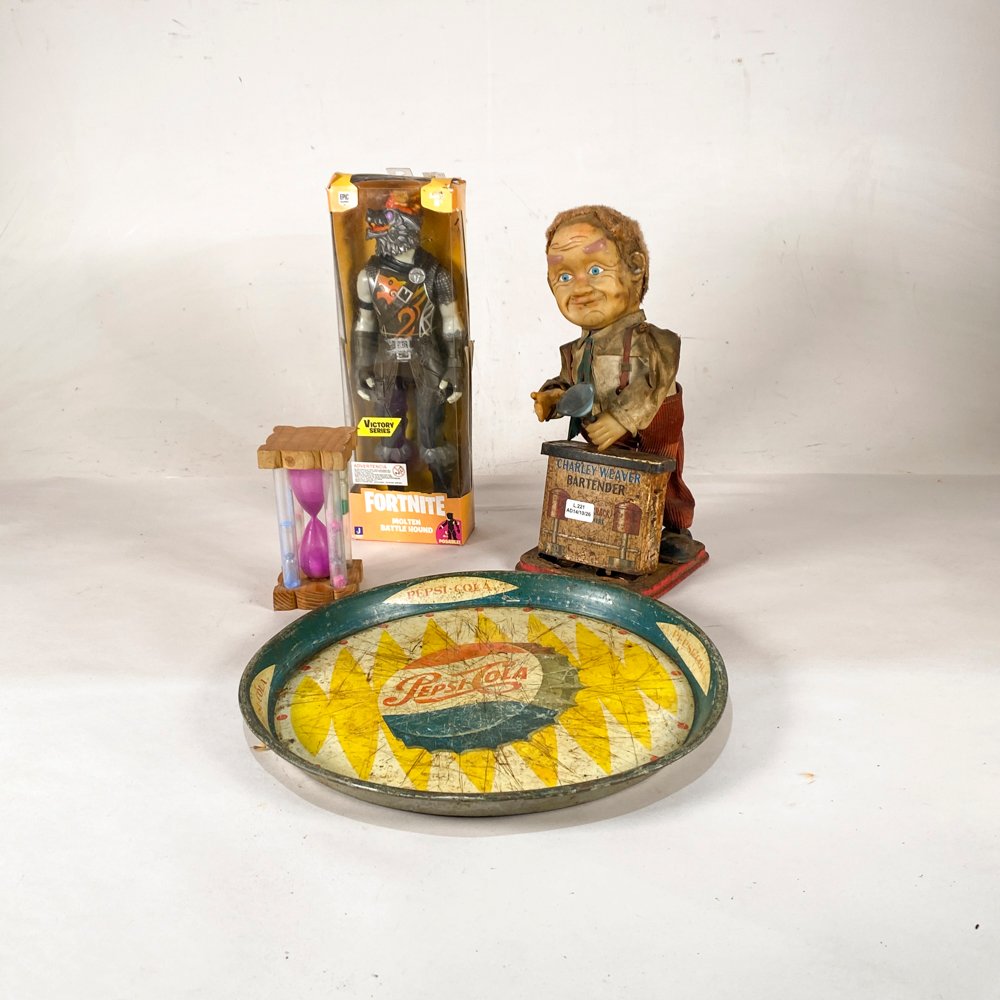 Lote de Colección: Bandeja Pepsi-Cola Antigua, Figura Fortnite, Bartender Mecánico y Reloj de Arena