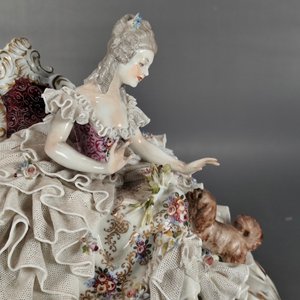 Figura de Porcelana Capodimonte: Dama con Perro y Detalles Florales - imagen 4