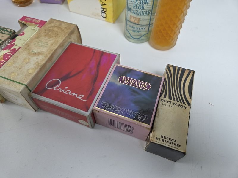 Colección de perfumes en diferentes colores y tamaños - imagen 7