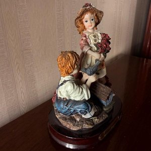 Figura Decorativa Pareja de Niños Campesinos con Pájaros y Flores - imagen 5