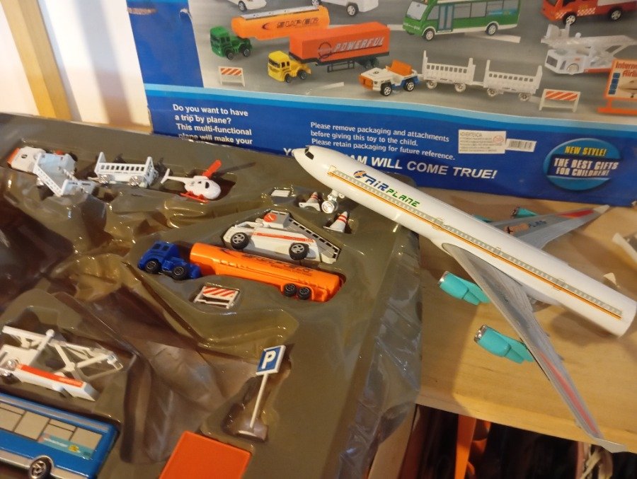 Juego de Aeropuerto con Avión Roto y Juguetes Sin Uso - imagen 6