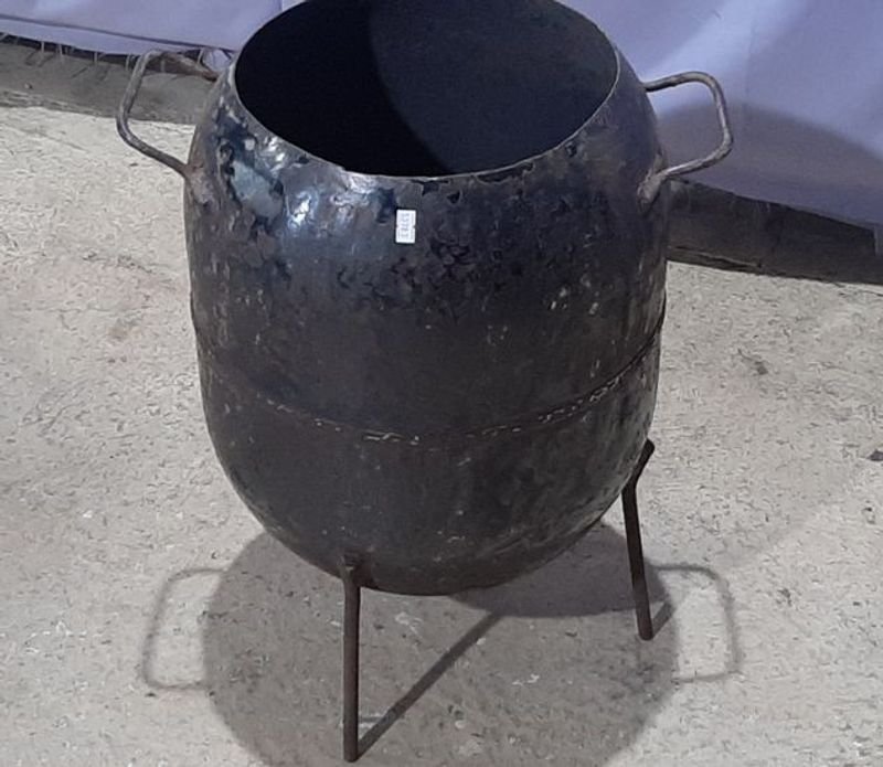 Olla de Hierro con Estrebe y Asas - imagen 1