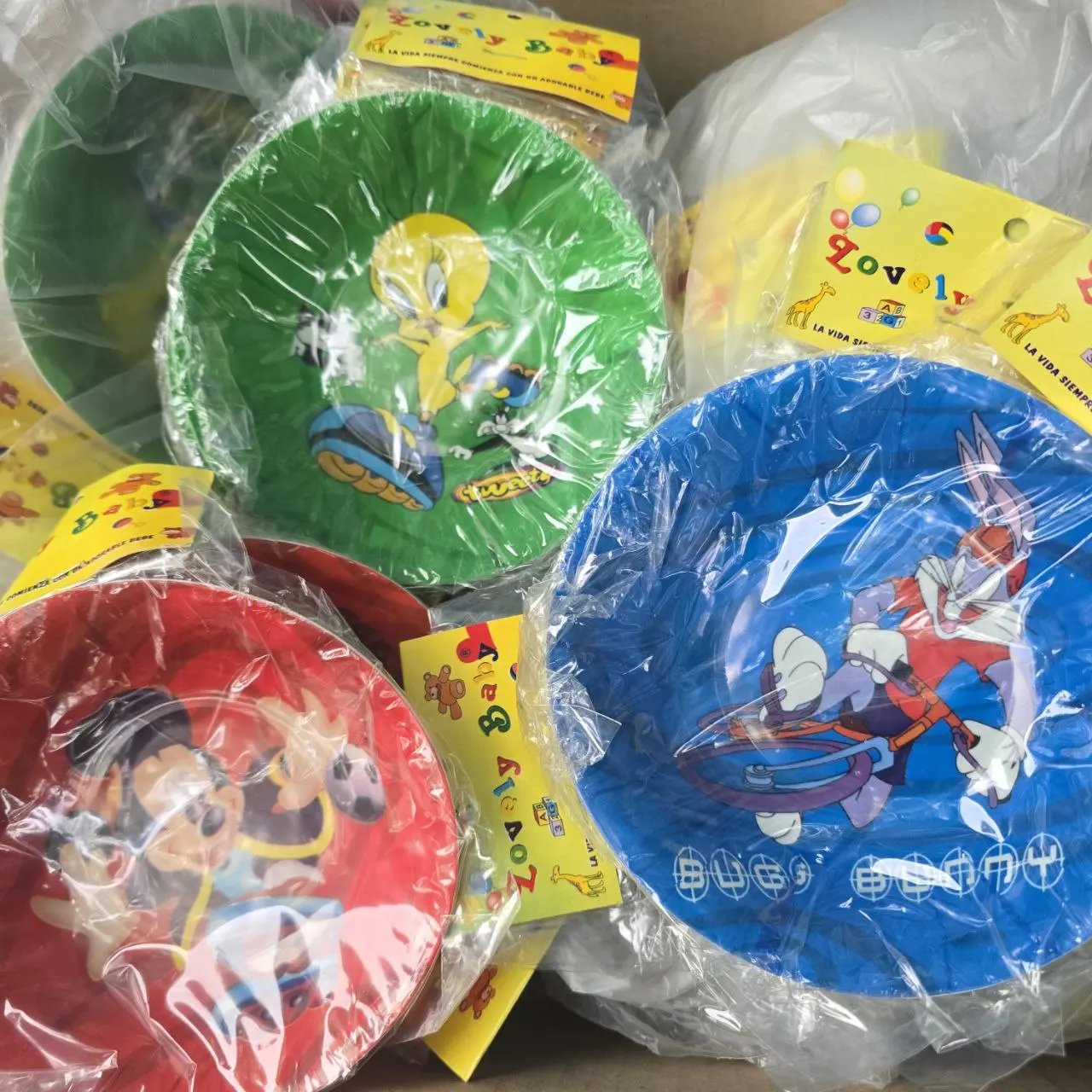 Lote siguiente: Platos de plástico con diseños infantiles