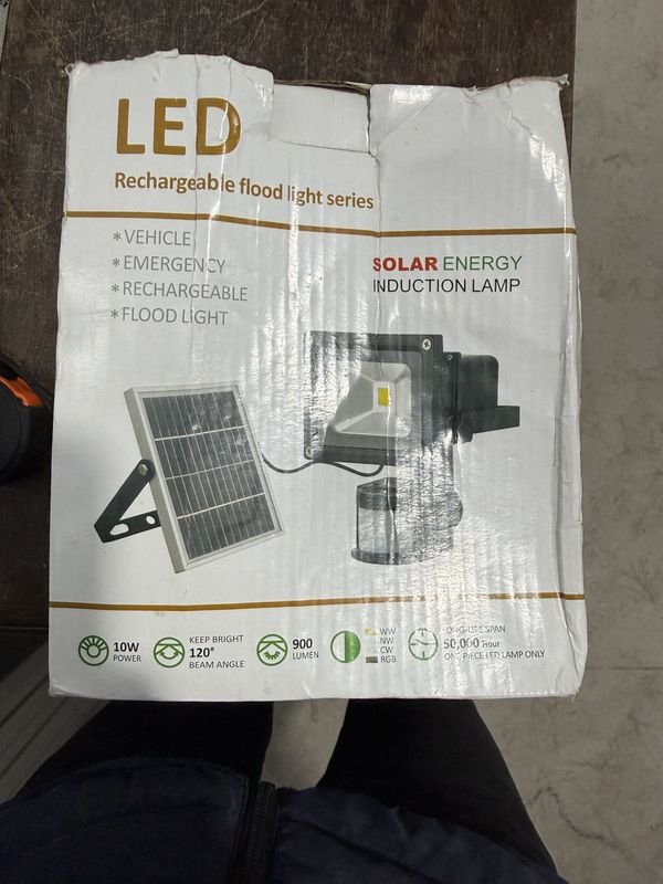Foco LED Recargable con Panel Solar y Sensor de Movimiento