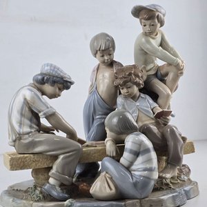 Grupo de niños jugando, tapa de catálogo Zafir S.A. - imagen 3